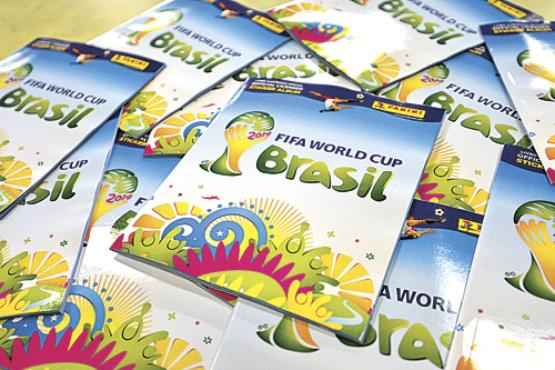 Fazer o álbum do Mundial é uma tradição entre brasileiros de diversas idades (Gustavo Moreno/CB/D.A Press)