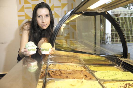 Dona de uma sorveteria especializada em frutos do cerrado, Anita elabora sabores, como amarula e alfajor, para homenagear as seleções (Oswaldo Reis/Esp. CB/D.A Press)