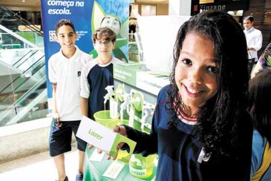 Gisele Martins, 11 anos, comprou um tênis de R$ 200 ao economizar a mesada: %u201CSaber mexer com dinheiro é muito importante%u201D (Oswaldo Reis/Esp. CB/D.A Press)