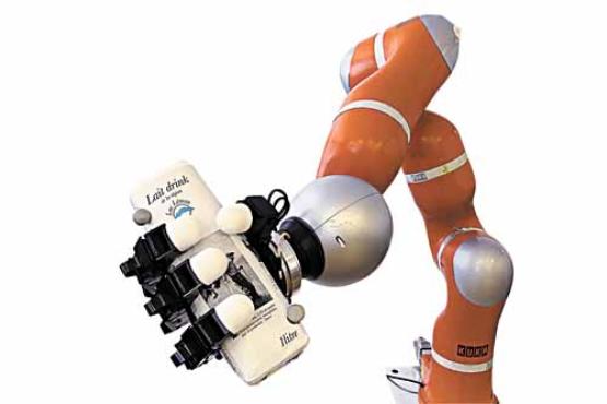 Com 1,5m de comprimento e três articulações, o braço robótico é capaz de reagir aos objetos em cinco milésimos de segundo (Alain Herzog/EPFL)
