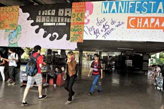 Movimento de campanha na UnB: cartazes e faixas lembram os dias previstos para os alunos irem às urnas (Antonio Cunha/CB/D.A Press)