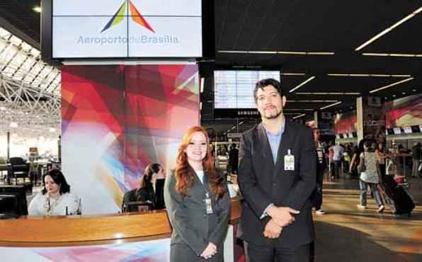 Funcionários do aeroporto, Luanna e Leandro dominam o espanhol (Carlos Moura/CB/D.A Press )