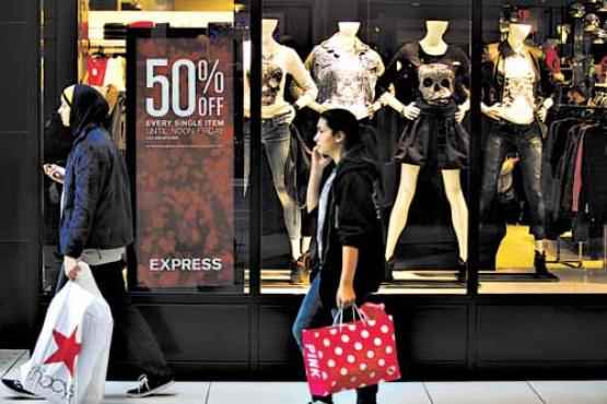 Consumidores nos EUA: possibilidade de apontar valor de bens materiais estimula as compras (Joshua Lott/AFP - 29/11/2013)