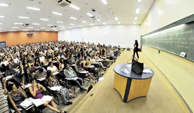 Candidatos precisam se preparar bastante para disputar a carreira pública e conquistar salários acima da média de mercado e estabilidade no emprego (Ed Alves/CB/D.A Press - 28/9/13)