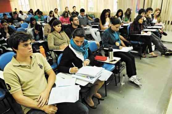 Salas de cursinhos estão lotadas. Para especialistas, concurseiros não devem desviar o foco, apesar da tentação dos jogos da Copa do Mundo (Zuleika de Souza/CB/D.A Press - 22/12/13)