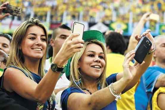 Torcedoras tiram foto na estreia da Seleção: 90% dos espectadores devem compartilhar experiências na rede