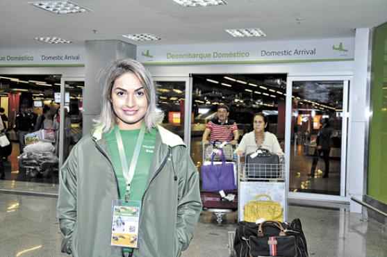 No aeroporto, Fernanda aproveitou para conversar com turistas e praticar o espanhol (André Violatti/Esp. CB/D.A Press)