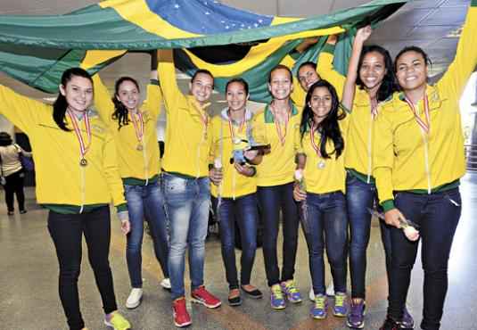 Com atletas de até 17 anos, a equipe já participou de 12 jogos escolares (Ed Alves/CB/D.A Press)