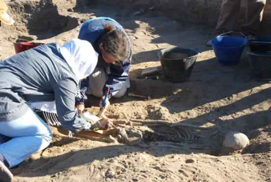 Escavação de 90 tumbas no cemitério pré-histórico de Al Khiday, no Sudão Central: esqueletos tinham 9 mil anos