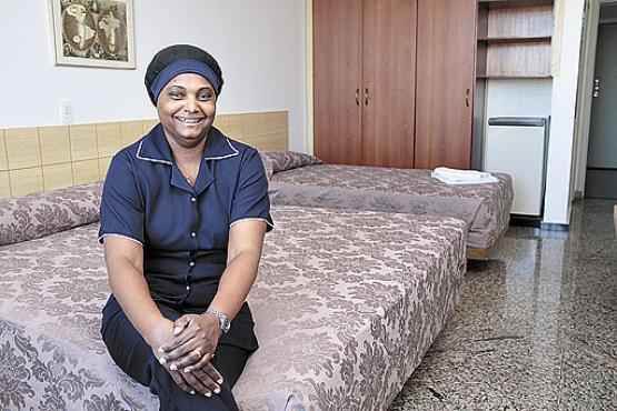 A camareira Virgína passou por formações gratuitas: essencial para o trabalho num hotel (Ana Rayssa/Esp. CB/D.A Press)