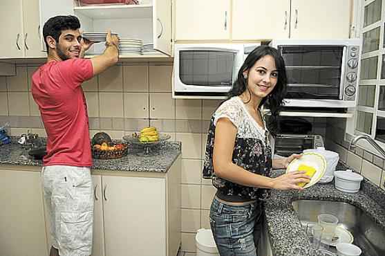 A mãe de Rafaella e Miguel divide as tarefas de casa sem distinção e não exclui o marido da lista de afazeres (Minervino Junior/CB/D.A Press)