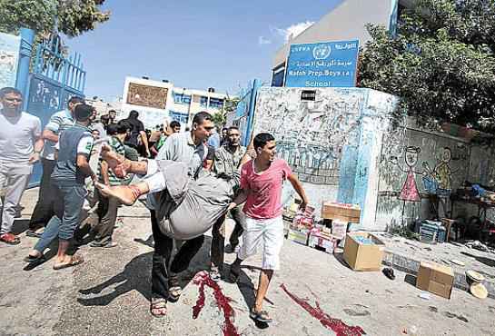 Palestinos transportam um ferido no ataque à escola: 