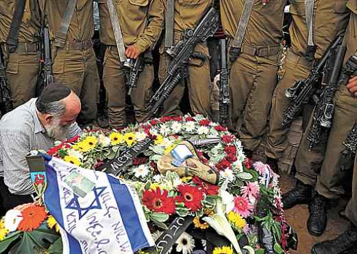 A família e companheiros do Exército sepultam o tenente Hadar Goldin: Israel já perdeu 64 soldados