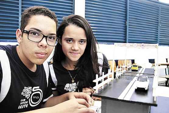 Marcone e Roberta comemorarama maquete da ponte elevadiça produzida com a turma