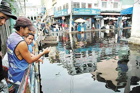 Rua de Manaus inundada pela cheia do Rio Negro em 2009: enchentes favorecem aumento dos casos de leptospirose (Michael Dantas/A Crítica/AE)