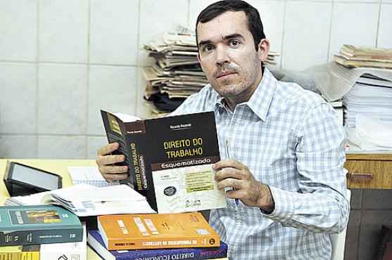 O servidor público José Maria quer garantir uma vaga de advogado e vai estudar todas as disciplinas do edital (Antonio Cunha/CB/D.A Press )