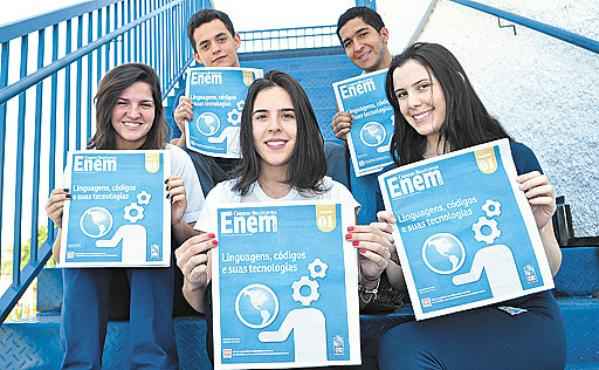 Os alunos do Leonardo da Vinci Juliana, Igor, Lara, Mateus e Maria Paula avaliam que a publicação  traz os jovens para a realidade e os ajuda na preparação para o Enem (Paula Rafiza/Esp. CB/D.A Press)