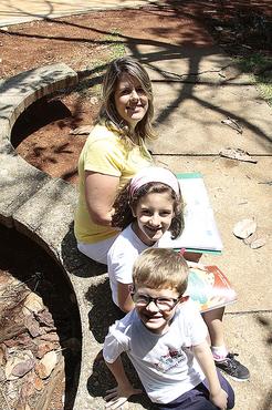 Rafaela Torres, mãe de Júlia e Pedro, rondou papelarias no Plano, em Taguatinga e Ceilândia em outubro   (Ana Rayssa/Esp. CB/D.A Press )