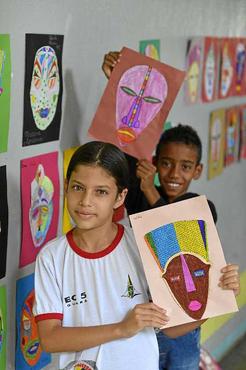 Isabele e Carlos, 10 anos coloriram máscaras africanas  (Gustavo Moreno/CB/D.A Press)