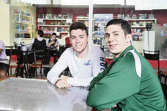Rodrigo Nunes, 21, e Matheus Augusto, 19: passar no concurso do INSS está nos planos de 2015 (Ana Rayssa/Esp. CB/D.A Press)