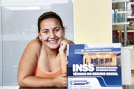 Rhaissa Aragão, 21, sonha em conquistar uma vaga no TCU. Enquanto a chance não chega, foco está no INSS (Ana Rayssa/Esp. CB/D.A Press)