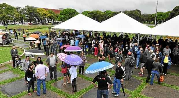 Cerca de 600 professores se reuniram ontem em frente ao Palácio do Buriti: em caso de greve, o ano letivo ainda pode ser muito prejudicado (Paula Rafiza/Esp. CB/D.A Press)