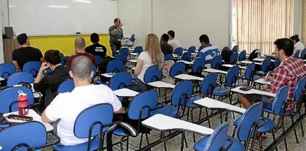 ... no último sábado, poucos estudantes compareceram ao local para se preparar para as poucas seleções previstas para os primeiros meses do ano (Ana Rayssa/Esp. CB/D.A Press)