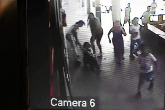 As imagens das câmeras do CEF 1 da Estrutural mostraram a chegada de Marivaldo ao local às 16h05, quando atacou alunos e professores com uma cadeira, até ser contido por um funcionário da limpeza (Ed Alves/CB/D.A Press)