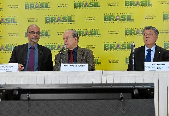 O ministro Janine Ribeiro (C) apresenta as mudanças no Enem: provas serão em 24 e 25 de outubro (Valter Campanato/Agência Brasil)