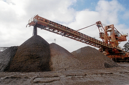 Campo de exploração da mineradora em Itabira (MG): afetada pela queda da demanda da China, a empresa desenvolve estratégia para minimizar danos -  (crédito: Marcos Michelin/EM/D.A press - 24/6/02
)