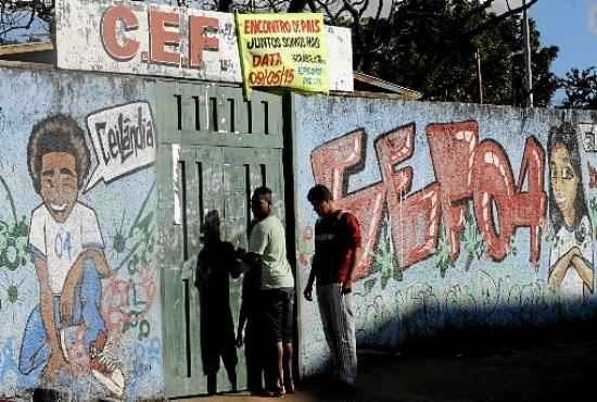 O CEF 4 teve as portas fechadas ontem: traficantes vendem drogas dentro da unidade e escondem entorpecentes em carros parados nos arredores (Carlos Vieira/CB/D.A Press)