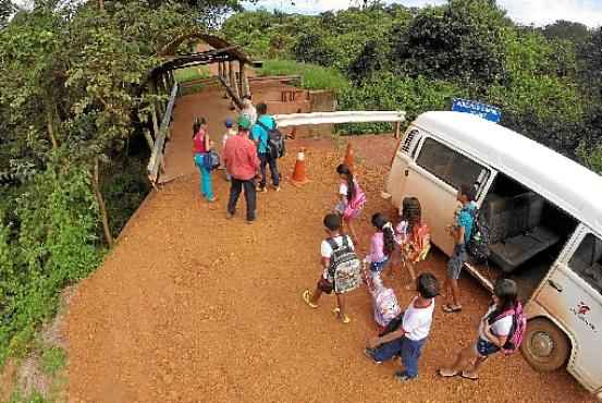 Kombi deixa os estudantes próximo à passarela instalada onde antes havia uma ponte: ônibus, só do outro lado  (Breno Fortes/CB/D.A Press)