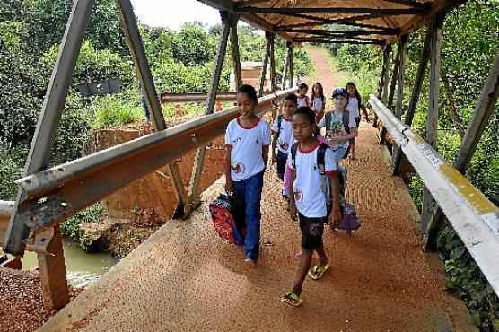 Os alunos precisam atravessar a passagem todos os dias para ir à escola (Breno Fortes/CB/D.A Press)