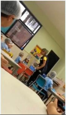 Em uma gravação, a professora é agressiva ao colocar touca no aluno (Reprodução)