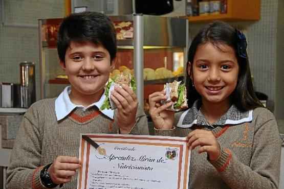 Gabriel e Luísa ganharam certificados de nutricionistas-mirins. No colégio deles, evita-se até brigadeiro nas festas de aniversário (Ana Rayssa/Esp. CB/D.A Press)