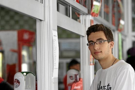 O estudante do 2; ano do ensino médio Antonio concorda com a restrição da venda de alimentos nas escolas (Ana Rayssa/Esp. CB/D.A Press)