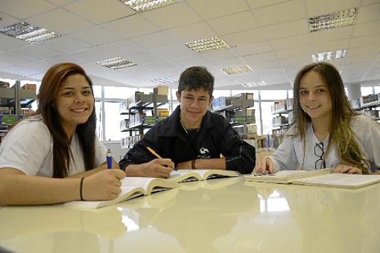 Os amigos Daniela (E), Kaio e Letícia têm intensificado os estudos e aproveitado para resolver muitas questões (Andre Violatti/Esp. CB/D.A Press)