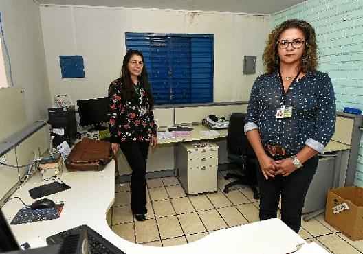 Rosa (E) e Soledade, auditoras da Vigilância Sanitaria, confirmam a precariedade do serviço prestado por falta de pessoal  (Ed Alves/CB/D.A Press)