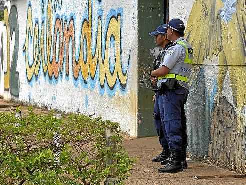 Policiais militares reforçaram a segurança nas imediações do Centro de Ensino Médio (CEM) 2: aulas suspensas (Marcelo Ferreira/CB/D.A Press)