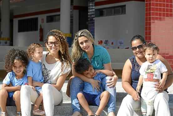 A mães Lanusa (E), Sibylla e Fernanda esperaram muito por uma vaga, mas dizem que o esforço compensou