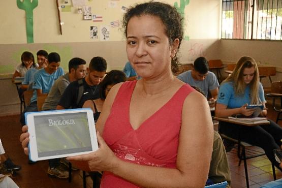 Nas aulas da professora Katia Campos, no Setor Oeste, o tablet serve como estímulo para os alunos