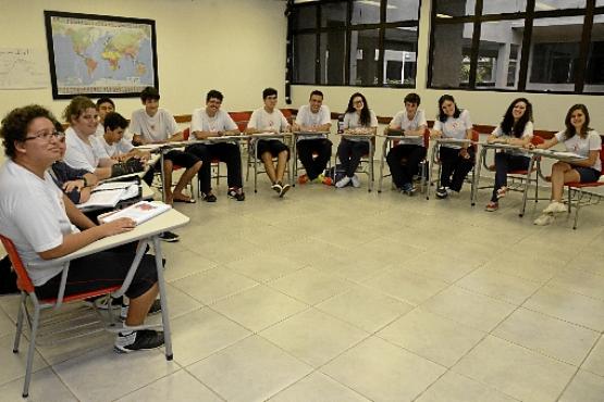No sistema high school, estudantes cursam disciplinas do  currículo do ensino médio americano e do brasileiro ao mesmo tempo