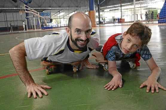 O professor Gustavo desenvolveu um projeto para integrar alunos como Natan, que tem paralisia cerebral, nas aulas de educação física (André Violatti/Esp. CB/D A Press)