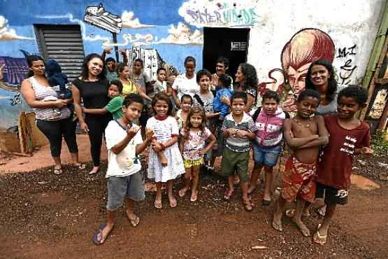 Em meio ao lamaçal, a Casa de Paternidade é um oásis para crianças, adolescentes e adultos, como Polliana (abaixo), que desde 2011 frequenta o local e, hoje, leva os filhos  (Carlos Vieira/CB/D.A Press)